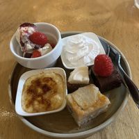 Grand dessert- diverse lekkernijen (Brownie, Crème Brulée, Vanilleijs, Peren-Sinaasappeltaart, Worteltaart, Slagroom) 9,75€  at Hagedis in The Hague