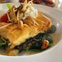 Hoofdgerecht, Spanakopita-filodeeg met spinazie, feta, munt, cashewnoten en tsatziki at Hagedis in The Hague