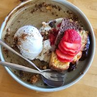 Cake van het dagmenu met ijs at Hagedis in The Hague