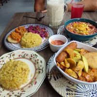Cazuela de Frijoles y Plato del día 😋 at Govinda's - Parque Berrio in Medellin