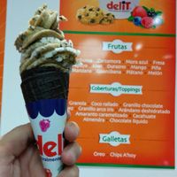 *vegan*

peach with oreo cookie in chocolate cone (also vegan)!

(vegans, remember to ask for the water base or the lemon water base instead of the yoghurt)

 at Delit in Merida