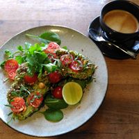 Avo smash and flat oat at Ravens Coffee in Denmark