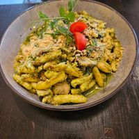 Pasta Pesto: Hartweizenpasta, Cashew-Basilikumpesto, geröstete Steinchampignons, Cashewparmesan at Super Jami Kitchen in Stuttgart