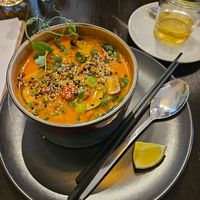 Zitronengras-Kokos-Suppe: Röstgemüse, Babyspinat, Edamame, Sesam, Sprossen, Reisnudeln at Super Jami Kitchen in Stuttgart