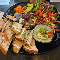 Cheeze: 3erlei gereifte Cashewkäse, Cashew-Kräuterfrischkäse, Gemüse, Datteln, Brot, Nüsse, gepickelte Möhren und Zwiebeln at Super Jami Kitchen in Stuttgart