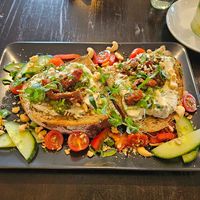 Röstbrot Cheese & Pesto: geröstetes Holzofenbrot, Knoblauchöl, Cashew-Kräuterfrischkäse, Basilikumpesto, getrocknete Tomaten, Sprossen, frisches Gemüse at Super Jami Kitchen in Stuttgart