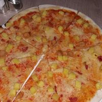 Vegan hawaiian pizza with vegan cheese at Oliva Pizzeria in Santiago