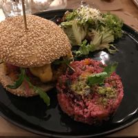 Burger vegan et salade de quinoa  at AMI in Brussels