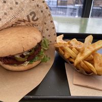 Chilli burger with chips  at Swing Kitchen - Schottenfeldgasse in Vienna