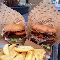 Cheese burger et Bacon burger avec des frites  at Swing Kitchen - Schottenfeldgasse in Vienna