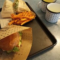 Burger, Fritten und Wraps at Swing Kitchen - Schottenfeldgasse in Vienna