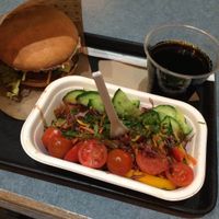 Menu : cheeseburger, garden salad and Coke at Swing Kitchen - Schottenfeldgasse in Vienna