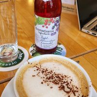 Cappuccino mit Hafermilch, Apfel-Johannisbeere-Lavendel-Schorle at Nepomuk in Reutlingen