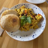 Rührtofu mit Tomaten und Speck at Sol in Konstanz