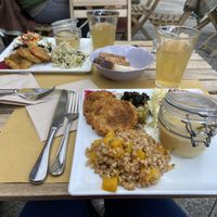 Piatto del giorno con crema di cicerchia e patate, farro e zucca, insalata, bietole e coste cotte, burger vegetali e hummus di barbabietola accompagnato da the verde freddo  at Sali and Pistacchi in Domodossola