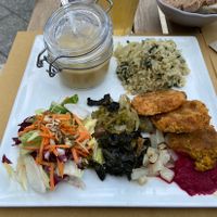 Piatto del giorno con riso e coste, crema di cicerchia e patate, burger, insalata e verdure cotte  at Sali and Pistacchi in Domodossola