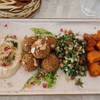 Unico vegani con hummus, falafel, tabbouleh e patate harisa at Shawarma King in Montichiari