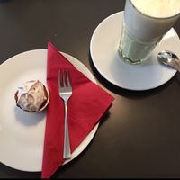 Oreo-cupcake and matcha-latte at Holy Kitchen in Heidelberg