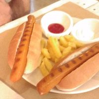 Hotdogs with garlic mayo and chips at Punto Vegano in Madrid