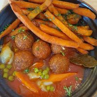 Albóndigas de quinoa con avena, y boniato frito at Punto Vegano in Madrid