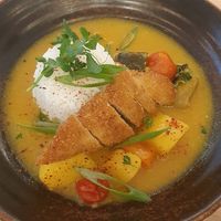 Katsu curry ("pollo" empanado) + salsa se curry ligera + arroz basmati at Punto Vegano in Madrid