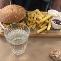 Hamburguesa de quinoa  at Punto Vegano in Madrid