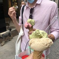 Glaces pistache/noisette et pistache/framboise avec son chocolat at Vanilla Gelati Italiani in Milan