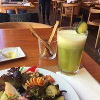 Healthy mint and pineapple smoothie at Pe d'Arroz in Matosinhos