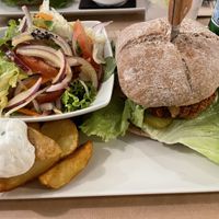 Menú Burger con ensalada  at VIVA in Madrid