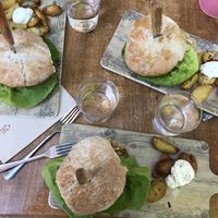 Hamburguesas (2 Queen y 1 Bosque) at VIVA in Madrid