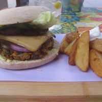 Burger with smoked cheese and sun-dried tomatoes at VIVA in Madrid
