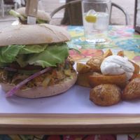 Burger with avocado and pico de gallo at VIVA in Madrid
