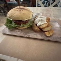 Burger with avocado and pico  at VIVA in Madrid