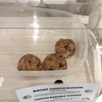Vegan cookies at Fluide Juice Bar in Mont-tremblant