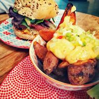 Frites (sauce trop bonne !) et burger at Greenway in Brussels