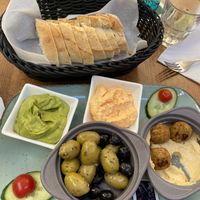 Tapas (Guacamole, Oliven, Falafel/Hummus, vegetarische Scharfkäse-Creme)  at News Cafe in Giessen