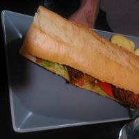 Vegan oat burguer with tomato, lettuce and guacamole at Pentagrama in Cerdanyola Del Valles