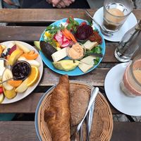 avocado frühstück + süßes frühstück  at Velicious in Berlin