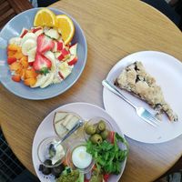 Muesli, small mediterranean and a piece of cake at Velicious in Berlin
