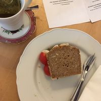 Grüner Tee und Brot mit veganem Camembert und Pesto  at Velicious in Berlin