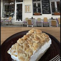 Aussenansicht/gefüllter Bienenstich mit Vanillecreme  at Velicious in Berlin