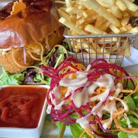 CRISPY TEMPEH BURGER
crispy tempeh, pickle, carrot shredded, red onions creamy yuzu mayo, mixed greens /with a side of fries and a salad with a fantastic deal and so delicious 🤤 at H.O.P.E. in Studio City