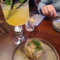 Vooraf super lekkere mocktail mojito en pasteitje bospaddenstoelen at Bindicafe in Amersfoort