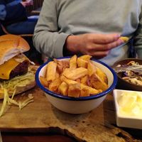 Indonesische burger met lekker veel frites at Bindicafe in Amersfoort