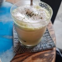 Veganer matha latte mit sojamilch at Phalam Cafe in Kyoto