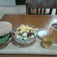 King Mushroom Head Burger ($8.90）
Nom Nom Salad ($3.90)
Cinnamon Cocoa (hot) ($4,90) at nomVnom Bistro - Clarke Quay in Central Singapore