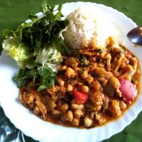 Chickpeas with peanuts, cabbage, bell pepper, rice and salad at RDA 69 in Lisbon