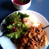 Chili with black-eyed beans, salad and beetroot soup at RDA 69 in Lisbon