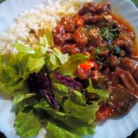 Seitan, mushrooms, 🥕, zucchini, coriander, rice, beetroot and lettuce at RDA 69 in Lisbon