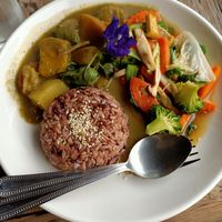 Green curry with brown rice at La Carotte Qui Rit in Koh Tao